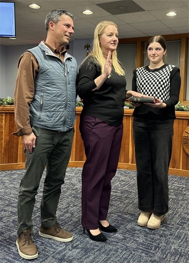 Mayor Pro Tem Ivy Ingram takes her oat of office with her family by her side.